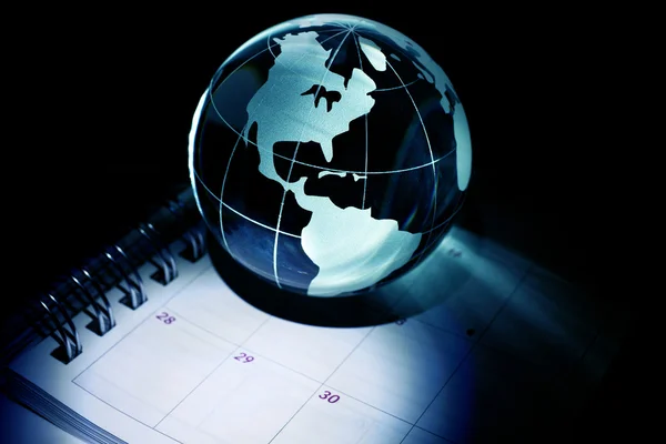 Globe och kalender — Stockfoto