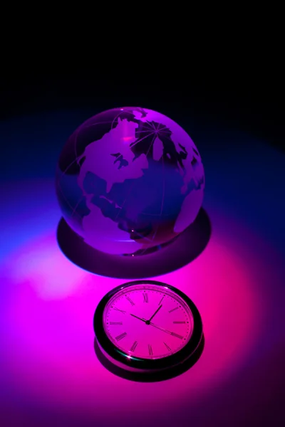 Globus i zegar — Zdjęcie stockowe
