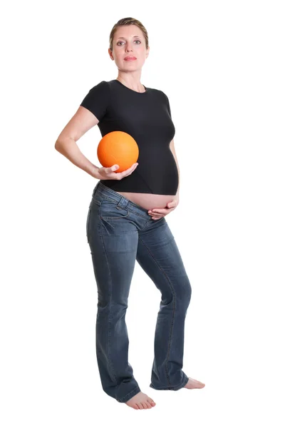 Беременная женщина с медицинским мячом . — стоковое фото