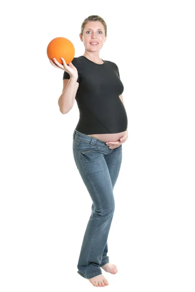 Zwangere vrouw met medicijnbal. — Stockfoto