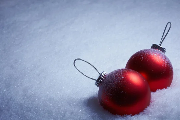 Karácsonyi labdák a hóban. — Stock Fotó