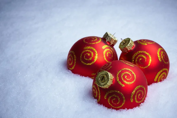 Vánoční koule na sněhu. — Stock fotografie