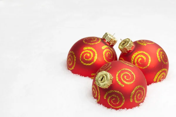Kerstballen op sneeuw. — Stockfoto