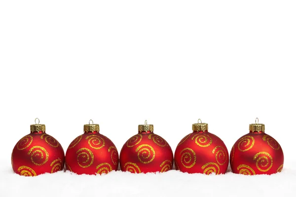 Рождественские шары на снегу. — стоковое фото