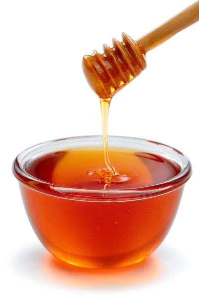 Dřevěná naběračka s miskou medu. — Stock fotografie