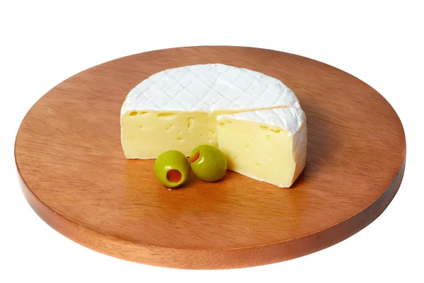 Колесо сиру з зеленими оливками . — стокове фото