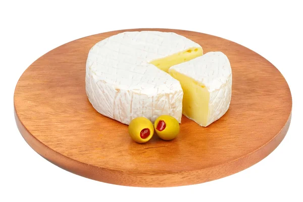 Roda de queijo com azeitonas verdes . — Fotografia de Stock