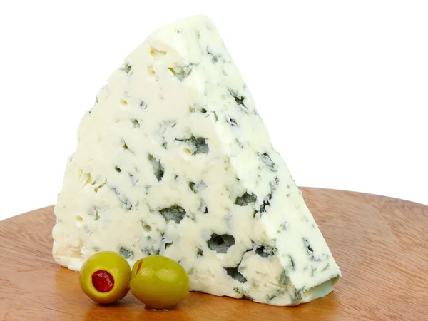 Segment van blauwe kaas met groene olijven. — Stockfoto
