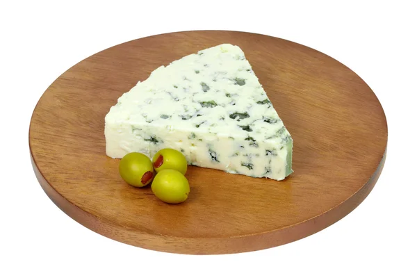 Segment van blauwe kaas met groene olijven. — Stockfoto