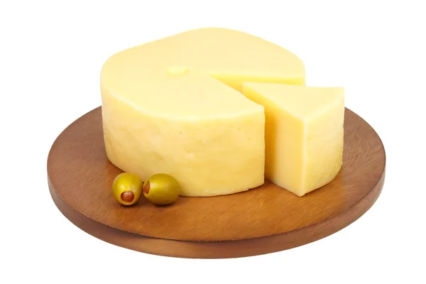 Gran trozo de queso con aceitunas verdes . — Foto de Stock