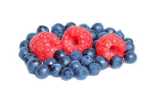 Ripe blueberries and raspberries. — Stock Photo, Image