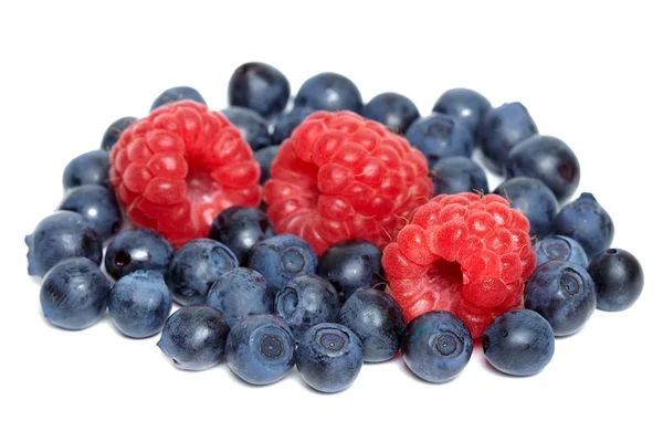 Ripe blueberries and raspberries. — Stock Photo, Image