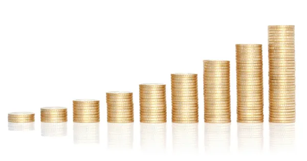 Hromady zlatých mincí v rostoucí graf. — Stock fotografie