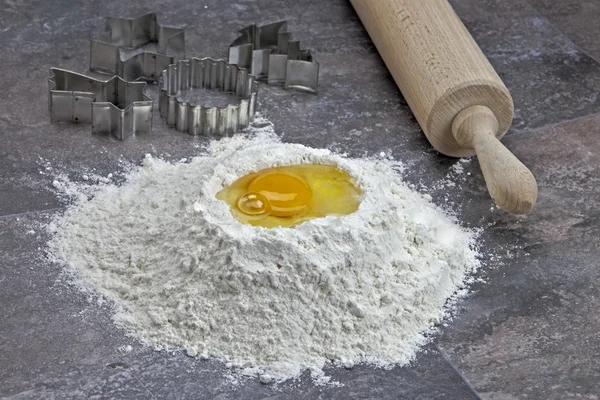 Huevo y harina para hornear galletas — Foto de Stock
