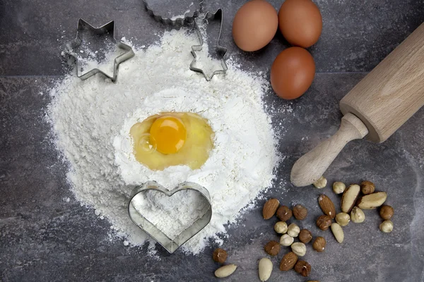 卵と小麦粉ベーキング クッキーの ストック写真