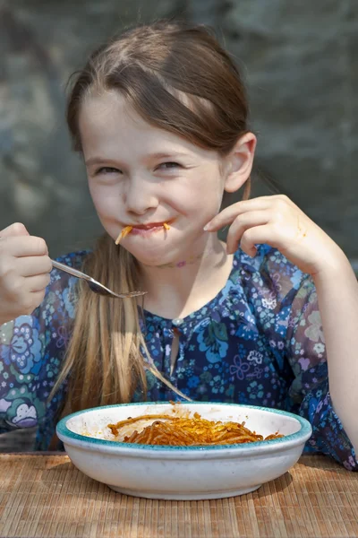 Chica está comiendo espaguetis — Foto de Stock