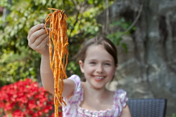 Girl is eating spaghetti — Stock Photo, Image