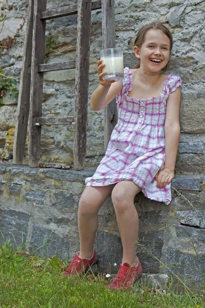 Chica está bebiendo leche — Foto de Stock