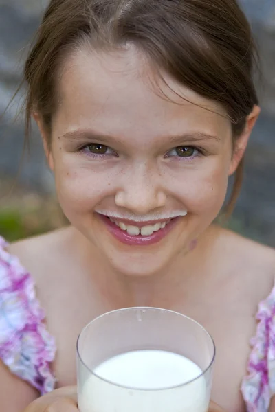 Gadis itu minum susu — Stok Foto