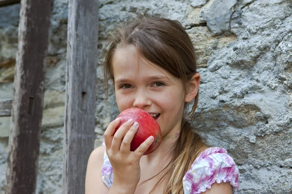 Menina está comendo frutas — Fotografia de Stock