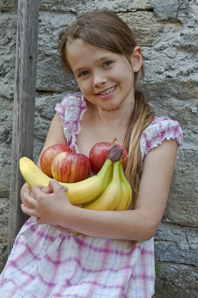 Menina está comendo frutas — Fotografia de Stock