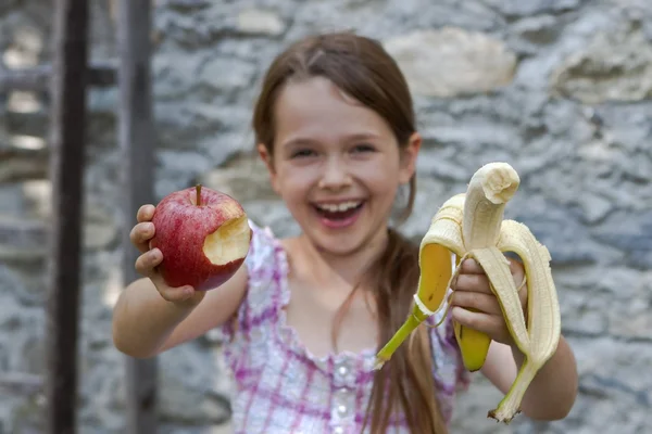 女孩吃水果 免版税图库图片