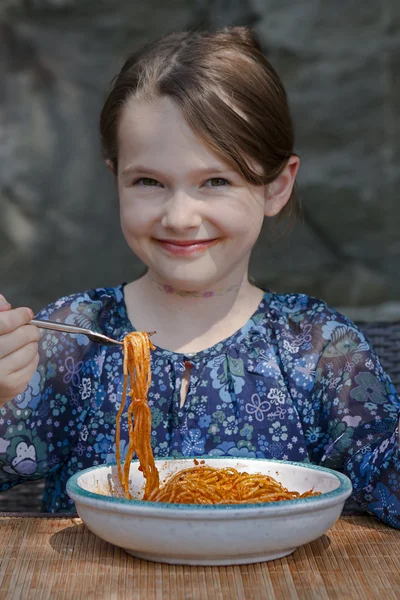 Chica está comiendo espaguetis — Foto de Stock