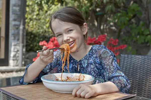 女の子はスパゲッティを食べてください。 — ストック写真