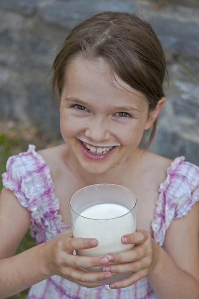 Kız süt içiyor