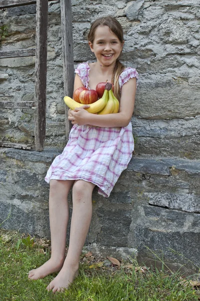 Chica está comiendo frutas — Foto de Stock