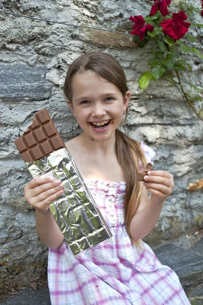 Tjej äter choklad — Stockfoto