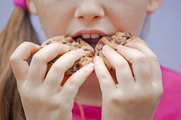 Chica comiendo galletas de chocolate —  Fotos de Stock