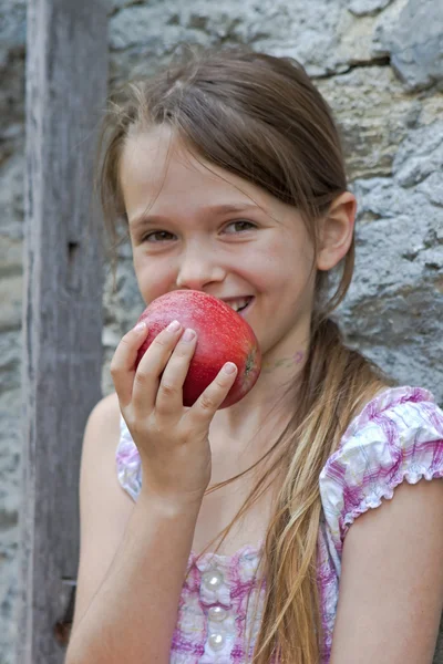 Chica está comiendo frutas Imagen de archivo