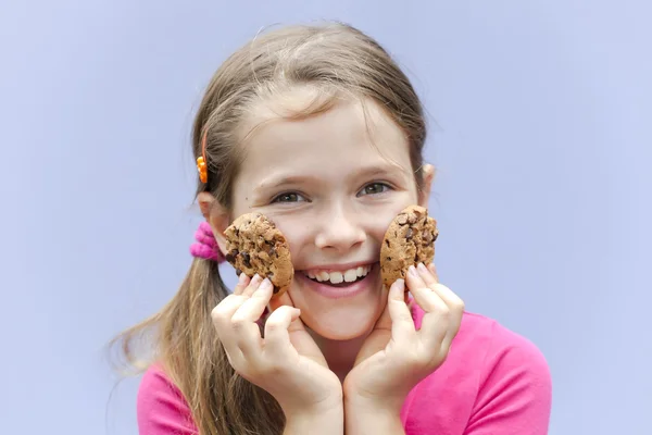 女孩吃巧克力饼干 图库照片