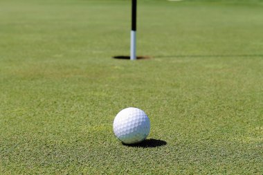 Golf topu deliğe yakın