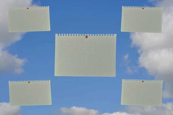 Mavi gökyüzü, cennetten gelen iletileri ile defter kağıt — Stok fotoğraf