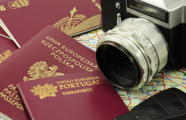 Passeports UE sur une carte avec clé et appareil photo — Photo