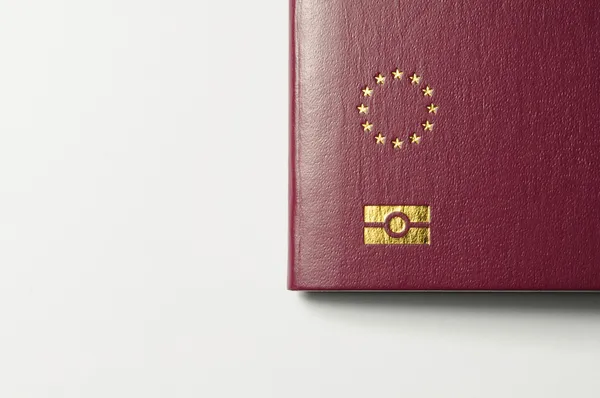 Estrelas da União Europeia, marcando um passaporte biométrico — Fotografia de Stock