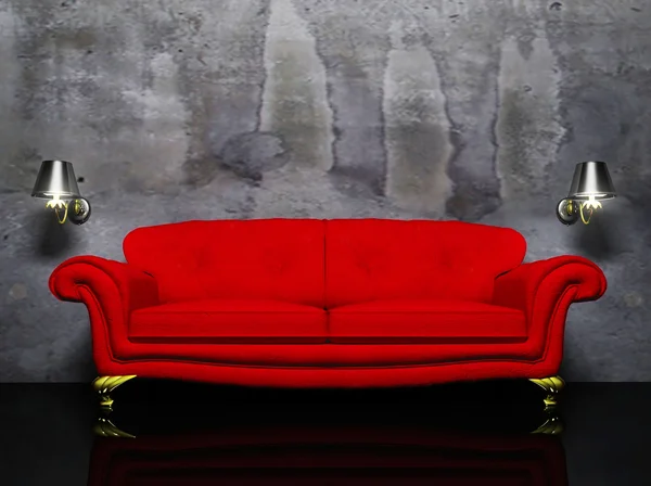 En röd soffa och två lampetter — Stockfoto