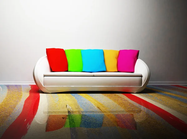 Um interior moderno com um sofá e almofadas coloridas — Fotografia de Stock