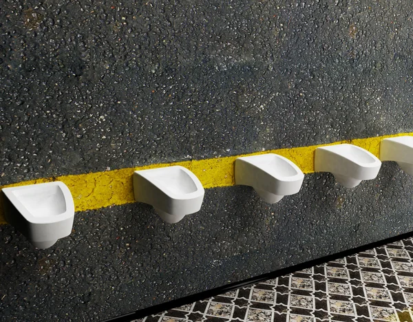 Urinais em uma fileira, banheiro público — Fotografia de Stock