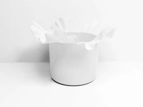 Hermoso jarrón de cristal blanco — Foto de Stock