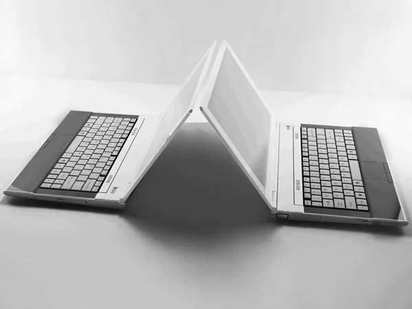 Dwa laptopy na stole — Zdjęcie stockowe