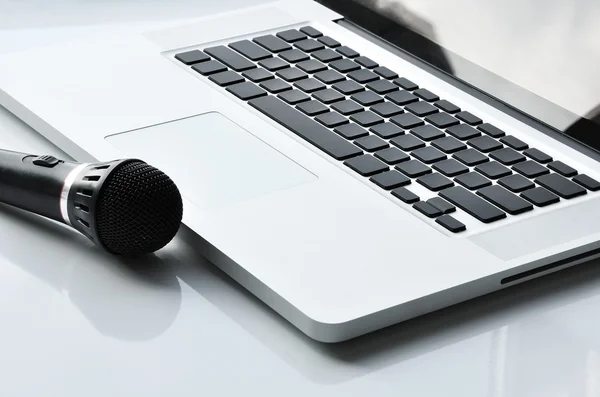 Microphone near laptop — Stock Photo, Image