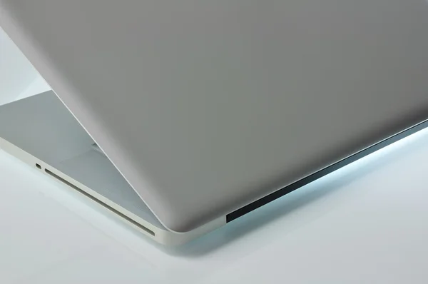 Laptopa pół-zamknięte (widok z boku) — Zdjęcie stockowe