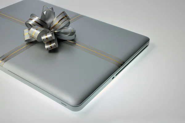 Laptop wie ein Geschenk lizenzfreie Stockbilder