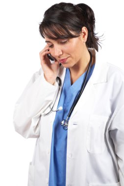 telefonla konuşan kadın doktor