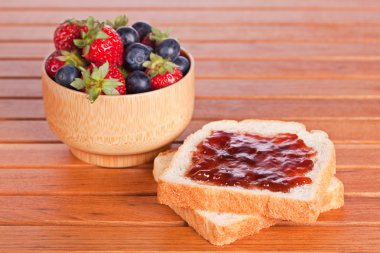 reçel, böğürtlen ve çilek ile iki tost