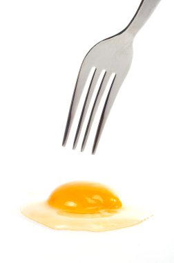 çiğ yumurta üstüne çatal