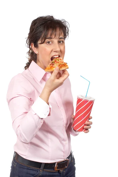 Случайная женщина ест пиццу — стоковое фото